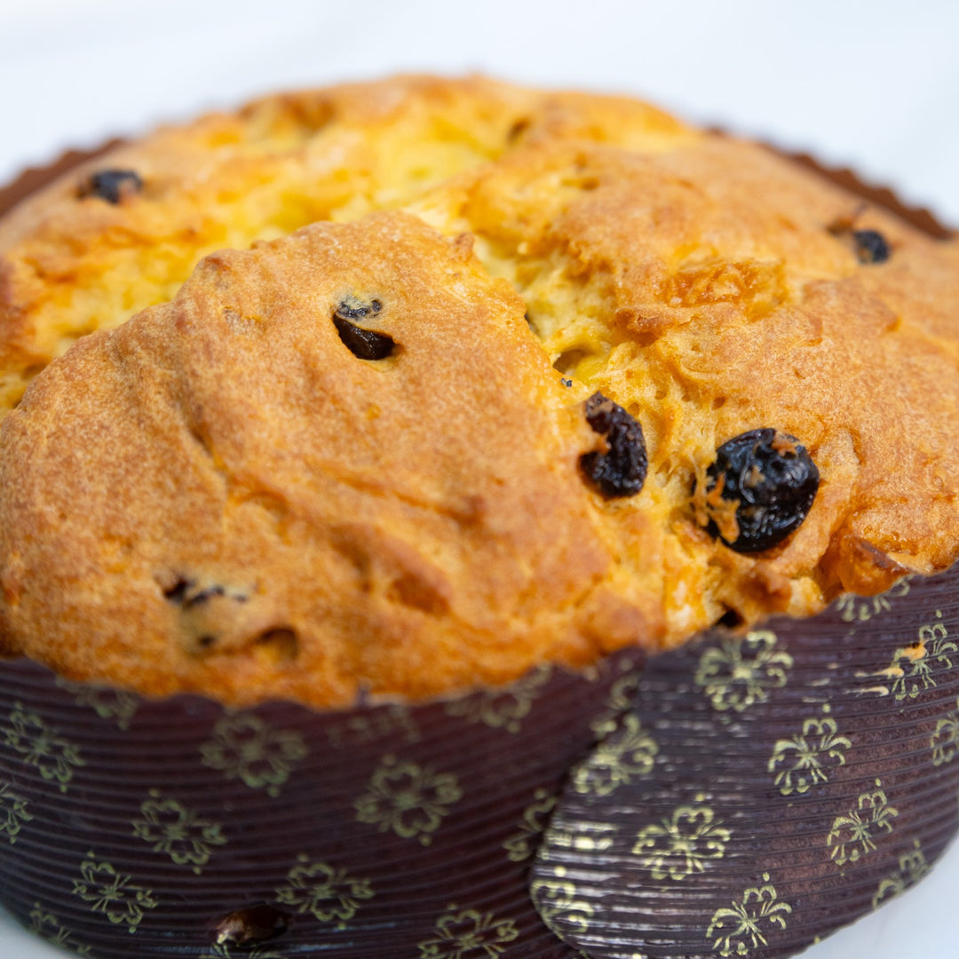 Dettaglio della cupola del panettone con uvetta e canditi