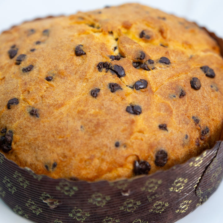 Dettaglio della cupola del panettone con gocce di cioccolato