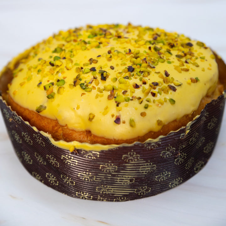 Dettaglio del panettone con copertura gialla e granella di pistacchio